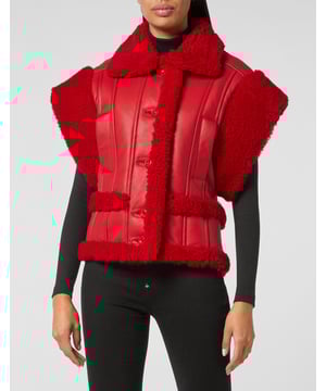 ¿Está buscando algo único? Le presentamos esta chaqueta sin mangas de piel de oveja. Descubra todo lo demás en los detalles.   Piel de oveja de colores   Forro de piel de oveja   Gothic Plein en metal está aplicado en el dobladillo inferior trasero   Botones a juego    Dos bolsillos con aberturas   Ajuste a la figura