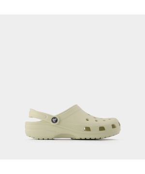 Schick und ausgefallen sind diese Sandalen der Marke Crocs - auch bei den angesagtesten It-Girls beliebt. Sie wollen den Trend übernehmen? Lassen Sie sich von diesem Modell verführen, das leicht zu kombinieren ist. Wir tragen sie im Alltag zu Straight Jeans für einen lässigen Look! Rund. Entspricht der Größe. Farben: NEUTRAL - Bone. Material: Thermoplastik. Sohlenmaterial: Croslite. Futter: Croslite. Verschluss: einfach reinschlüpfen. Form der Kappe: rund. Wie groß ist groß - Sizing: CROCS. Width: 11.7. Height: 1.5. Length: 29.4.