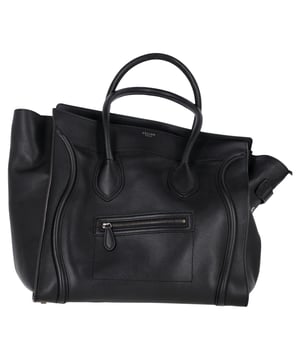 VINTAGE, RRP AS NEW
The Celine Drummed Shoulder Luggage Tote in Black Leather is a timeless piece, blending casual luxury with distinctive design. Known for its sturdy handles and refined stitching, this version of the coveted Luggage Tote features longer shoulder straps for a comfortable, hands-free experience. Crafted from luxurious black drummed leather, this tote exudes understated sophistication, making it an essential for those who appreciate both style and function.


Celine Drummed Shoulder Luggage Tote Bag in Black Leather
Condition: very good
Signs of wear: No retail tag, No visible sign of wear., 
Packaging: None
Color: black
Material: Leather | leather
Size: One Size | One Size
Measurements: Width: 210; Height: 370; Length: 380
SKU: NAPPUGBBA430647W