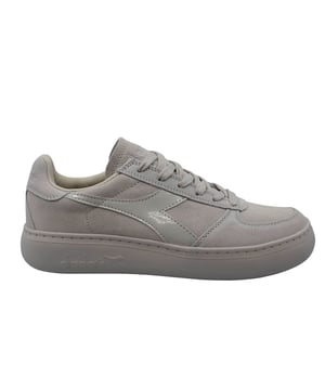 De Diadora B Elite Wide Beige herenschoenen zijn een modieuze en comfortabele keuze voor mannen die houden van een mix van stijl en kwaliteit in hun casual schoenen. Deze sportschoenen bieden een klassieke look met moderne kenmerken en een wijdere pasvorm voor extra comfort. Dit zijn de belangrijkste kenmerken van deze beige sportschoenen:

Belangrijkste kenmerken:

 Klassiek ontwerp:  De B Elite Wide gympen hebben een klassiek en veelzijdig silhouet, waardoor ze geschikt zijn voor een breed scala aan casual en sportieve outfits.

 Beige kleur: De beige kleur van deze sportschoenen is neutraal en gemakkelijk te combineren met verschillende kledingstijlen, waardoor ze een vleugje verfijning aan je look toevoegen.

 Wijde pasvorm:  De aanduiding "Wide" geeft aan dat deze sportschoenen zijn ontworpen met een wijdere pasvorm, zodat ze extra comfortabel zijn voor mensen met bredere voeten.

 Comfortabele binnenzool:  Deze sportschoenen hebben vaak een binnenzool met kussentjes voor ondersteuning en comfort tijdens langdurig dragen.

 Duurzame buitenzool:  De buitenzool is ontworpen voor duurzaamheid en biedt goede tractie, zodat deze sportschoenen regelmatig gebruik aankunnen.

 Vetersluiting: De vetersluiting zorgt voor een aanpasbare en veilige pasvorm.

 Diadora Merk:  Deze sportschoenen zijn voorzien van het Diadora logo, wat staat voor kwaliteit en stijl.

 Veelzijdig gebruik: Deze sportschoenen zijn veelzijdig genoeg om te combineren met verschillende casual outfits, van jeans en shorts tot sportkleding.

De Diadora B Elite Wide Beige herenschoenen bieden een tijdloze en comfortabele optie voor mannen die stijl en comfort willen combineren in hun dagelijkse schoenen. Of je nu op pad gaat voor een casual dag, boodschappen gaat doen of gewoon comfortabele en stijlvolle schoenen wilt voor verschillende gelegenheden, deze sportschoenen bieden een geweldige balans tussen klassieke esthetiek en modern comfort, met het extra voordeel van een wijdere pasvorm.