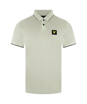 El polo con propina informal Lyle & Scott es una casualidad sin temporada para cada colección de ropa masculina.
Un polo masculino informal inteligente con detalles minimalistas con punta en el collar y el manguito, un polo de estilo clásico con el tejido de piqué tradicional, el estiramiento agregado y un tracket de dos botones.
