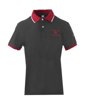 North Sails Segelmacher Schwarzes Polohemd. North Sails Segelmacher schwarzes Poloshirt. Branding auf der linken Brust. Normale Passform, passt genau auf die Größe. Stretch-Passform 95% Baumwolle, 5% Elasthan. Stil: 9024200999