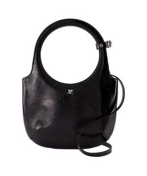 Handle drop : 69 cm. Closure : flap with magnetic clasp. Interior: two compartments and two zipped pockets.