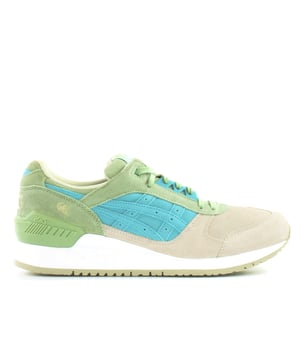El comienzo de los años 90 era rico en modelos deportivos ASICS. Uno de los representantes de ese período es Gel-Respector, creado en 1991. Este modelo de ejecución fue creado para personas que valoran un ajuste perfecto por encima de todo. Creando una nueva silueta bastante agresiva, los diseñadores modelaron en la Alianza ASICS a partir de 1985 en la versión original, esto se indicó con un patrón ondulado en la parte trasera de la suela. También hubo excelente amortiguación, basado en diferentes densidades de la suela y el cojín de gel. Esta solución, a su vez, es bien conocida por la familia Gel-Lyte ligeramente más antigua. Además, la estabilización del pie, que es soportada por un sujetador moldeado por TPU.