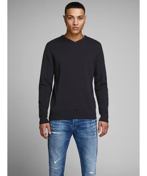 Pullover Strickwaren von Jack & Jones
Dieser schöne Strickpulli ist von Jack & Jones. Ein Strickpullover ist die offensichtliche Wahl für einen Alltagslook in den kälteren Monaten des Jahres.
Dieser Strickpullover ist in Schwarz gehalten. Schwarz kommt nie aus der Mode, denn es ist eine stilvolle und zeitlose Farbe. Außerdem lässt sie sich mit allen anderen Farben kombinieren. Schwarz ist daher die offensichtliche Wahl für alle Gelegenheiten, sei es für den Alltagslook oder den Partylook.
 Pullover mit V-Ausschnitt
Strickwaren mit V-Ausschnitt. Wenn Sie auf der Suche nach Strickwaren mit einem schönen Ausschnitt sind, ist diese Strickware mit V-Ausschnitt die richtige Wahl.
 Welche Größe hat der Pullover?  
Strickwaren können in 6 verschiedenen Größen ausgewählt werden. Siehe und wählen Sie die Größe unter "Größe".
Die Größen sind für Männer angepasst.
 Über Jack & Jones
TeeShoppen hat eine große Auswahl an Kleidung von Jack & Jones. Egal zu welchem Anlass, Du kannst Dein Lieblingsoutfit mit Kleidung von Jack & Jones zusammenstellen.