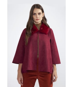 Please note all One-Size Jayley products comfortably fit sizes 8-14. A lavish piece for layering over your favourite knitwear. This elegant faux suede cape style jacket is just what your Winter wardrobe needs. Featuring a flattering faux fur collar, flared cape sleeves and front hook and eye fastenings, this piece is perfect for those occasions throughout the festive period.