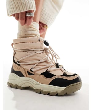 Shoes by Pajar Chilly? Snow problem Pull tab for easy entry Lace-up fastening Toggle cuff Signature Pajar branding Round toe Durable rubber outsole Textured treadSold By: Asos