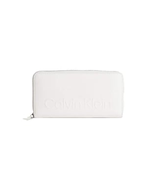 Portemonnaie Calvin Klein mit eingeprägtem Logo für Frauen in Weiß aus Synthetik. Authentisches Gepäckstück der Marke Calvin Klein - Streetwear/Sportswear-Design von Calvin Klein - Calvin Klein für Frauen, modisch und perfekt für den Alltag - Das weiße Portemonnaie von Calvin Klein lässt sich hervorragend mit Ihrer Garderobe kombinieren - bequemer Synthetikstoff - klassisch - mit eingezipptem Logo.