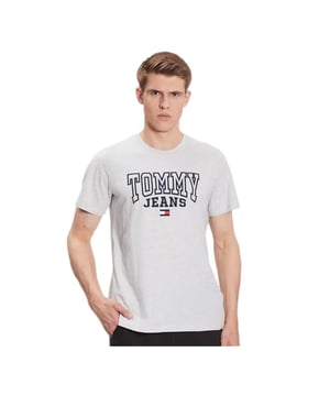 T-Shirt Tommy Jeans Original Homme Grau Baumwolle. Authentisches Kleidungsstück der Marke Tommy Jeans - Design im Streetwear/Sportswear-Stil von Tommy Jeans - Tommy Jeans für Herren, modisch und perfekt für den Alltag - T-Shirt Tommy Jeans in Grau lässt sich hervorragend mit dem Rest Ihres Kleiderschranks kombinieren - bequemer Baumwollstoff - klassisch - Original -
