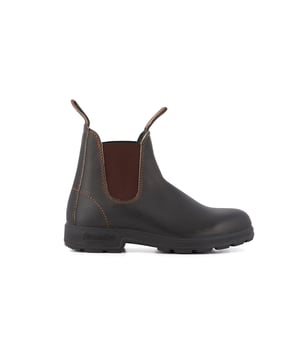 Deze klassieke laarzen uit de Blundstone Original #500-serie, een van de belangrijkste Blundstone ontwerpen, zijn het laatste woord in luxe leren laarzen. De voor altijd iconische Blundstone #500 laarzen zijn gemaakt om lang mee te gaan en combineren legendarisch comfort met uitstekende duurzaamheid in een tijdloos ontwerp. Deze authentieke leren Chelsea boots zijn gemaakt van eersteklas stevig bruin leer, hebben stijl en vullen moeiteloos elke outfit aan. Deze leren laarzen blijven echter Blundstone laarzen in hart en nieren, die uitblinken in comfort en functionaliteit met Blundstone's beroemde comforttechnologie in het hart van deze laarzen. Deze lichtgewicht laarzen met uitneembaar voetbed zijn de perfecte laarzen om je overal te vergezellen waar het leven je brengt. Van stadslandschappen tot diep in de Australische outback, de Blundstone Orignal #500 is ongeëvenaard.  Waterafstotend bovenwerk van eersteklas bruin leer Bruine elastische zijkanten voor gemakkelijk aantrekken Sterke en duurzame TPU buitenzool Gedempte tussenzool voor de hele dag comfort SPS Max Comfort systeem voor superieure schokabsorptie Uitneembaar Xtreme comfort EVA voetbed