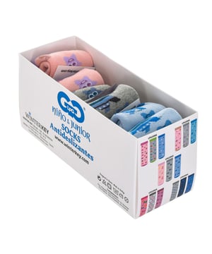 Pack de seis pares de calcetines antideslizantes.
Diseño con divertidos estampados.
Confeccionado en algodón.
Talón y puntera reforzados.
Puño anti-presión.
Tejido elástico y transpirable.
 Composición: 75% Algodón, 23% Poliamida, 2% Elastano
 Cuidados:
Lavar máximo a 40ºC.
- No planchar.
- No permite usar secadora.
- No usar lejía.
- No admite el  lavado en seco.