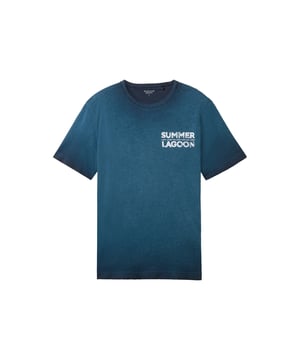 Erleben Sie den neuesten Trend mit unserem Herren-T-Shirt, das Komfort und Stil nahtlos vereint. Das T-Shirt mit kurzen Ärmeln und regulärer Passform schmeichelt jeder Figur und bietet dank des Rundhalsausschnitts einen klassischen Look. Das Highlight ist der Tie-Dye-Effekt, der dem Shirt einen einzigartigen Batik-Look verleiht und es zu einem modischen Statement macht. Aus atmungsaktivem, weichem Material gefertigt, ist es äußerst angenehm zu tragen und pflegeleicht. Der dezente Logodruck auf der Brust rundet das Design ab und setzt einen markanten Akzent. Ob im Alltag oder zu besonderen Anlässen, dieses T-Shirt ist ein vielseitiger Begleiter, der Individualität und Modebewusstsein ausstrahlt.