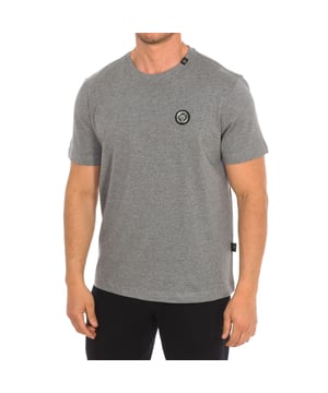 Plein Sport T-Shirt mit kurzen Ärmeln.
 Rundhalsausschnitt mit geripptem Abschluss.
 Markeninsignien auf der Vorderseite.
 Krallenprint auf der Rückseite.
 Nähte im Farbton gehalten.
 Zusammensetzung: 100% Baumwolle
 Pflege:
Bei maximaler Temperatur von 30º waschen.
 Bei mittlerer Temperatur bügeln.
 Keinen Trockner verwenden.
 Kein Bleichmittel verwenden.
 Nicht chemisch reinigen.
