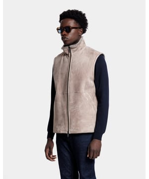 Ultra warm en heerlijk zacht. Deze bodywarmer is gemaakt van eersteklas omgekeerd lam. De jas heeft zakken in beide taillezijden en de sluiting aan de voorkant is met een rits.