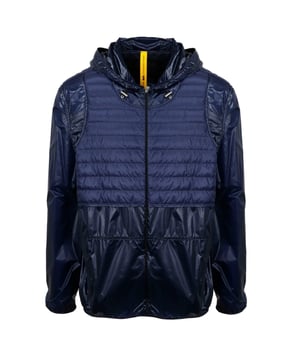 Moncler Genius X Craig marineblauw gewatteerd jack met capuchon en ritssluiting. Blijf dit seizoen warm en modieus in de Moncler Navy Jacket. Met een Moncler-badge, de stijl met capuchon. Moncler marineblauw jack, stijl: 1A0001653029 766. Moncler-branding, gewatteerde borst. Jas met capuchon, ritssluiting, gemaakt in Roemenië. Dun jack van 100% polyamide