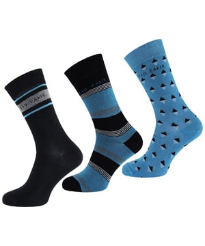 Maak kennis met de Ted Baker Maxggg 3-pack herensokken blauw/zwart â€" een stijlvolle en veelzijdige collectie ontworpen om een vleugje verfijning toe te voegen aan je sokkenla. Verhoog je dagelijkse essentials met dit zorgvuldig samengestelde trio, dat Ted Baker's toewijding aan kwaliteit en eigentijds design laat zien.

Belangrijkste kenmerken:

 Assortiment van blauwe en zwarte ontwerpen:  Het Maxggg 3-Pack bevat een verscheidenheid aan blauwe en zwarte sokontwerpen, die veelzijdigheid bieden voor verschillende gelegenheden. Of je nu de voorkeur geeft aan effen, strepen of patronen, met dit assortiment kun je je stijl met flair uitdrukken.

 Hoogwaardige materiaalmix:   Gemaakt van een hoogwaardige mix van materialen, waaronder katoen en elastaan, bieden deze sokken een comfortabele en ademende pasvorm. De rekbaarheid van de stof zorgt voor een strak maar flexibel gevoel, waardoor ze de hele dag gedragen kunnen worden.

 Contrasterende details voor een stijlvolle touch:   De sokken zijn versierd met subtiele contrasterende details, die een extra laagje stijl toevoegen aan het algehele ontwerp. Deze aandacht voor detail weerspiegelt Ted Baker's toewijding aan het creëren van verfijnde essentials.

 Comfortabele en ondersteunende pasvorm:   Ontworpen met jouw comfort in gedachten, bieden de Maxggg sokken een comfortabele en ondersteunende pasvorm. Of je nu in beweging bent of het rustig aan doet, deze sokken bieden de juiste balans tussen gezelligheid en functionaliteit.

 Veelzijdige stijlopties:   De verschillende blauwe en zwarte ontwerpen spelen in op verschillende stijlvoorkeuren, waardoor deze sokken geschikt zijn voor zowel casual als formele omgevingen. Verhoog je alledaagse look met het perfecte paar dat je outfit aanvult en je persoonlijkheid laat zien.

 Duurzame constructie:   Ted Baker staat synoniem voor kwaliteit en de Maxggg sokken zijn gemaakt om de eisen van dagelijks gebruik te weerstaan. De duurzame constructie zorgt ervoor dat deze sokken een betrouwbare en stijlvolle toevoeging aan je collectie zullen zijn.