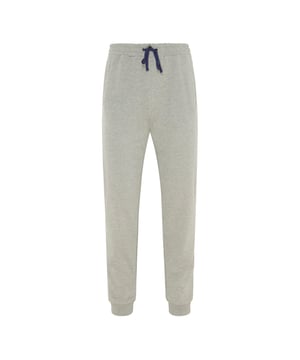 Bequeme lange Freizeithose von der Marke hajo. Angenehm weicher Material-Mix - bügelfrei, atmungsaktiv und hautsympathisch. Einschubtaschen und Kordelzug.