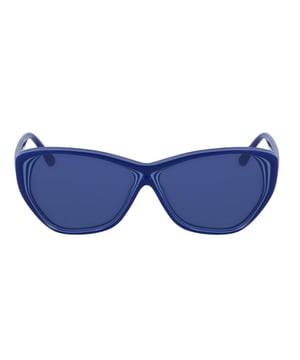 Gafas de sol KL6103S con montura de acetato.

Forma y diseño:
- Estas gafas Karl Lagerfeld tienen una silueta de ojos de gato.

Material de la montura:
- La montura de estas gafas está fabricada en acetato, un material plástico.
- El acetato proporciona durabilidad, flexibilidad y un acabado liso a la montura.

Patillas de acetato:
- Las patillas también están hechas de acetato, a juego con el material de la montura.
- El acetato en las patillas las hace livianas y cómodas de llevar.

Detalles de la marca:
- Grabado de la marca Karl Lagerfeld en las patillas.
- Estos elementos de diseño ayudan a identificar claramente el modelo como parte de la colección de gafas Karl Lagerfeld.

Lentes:
- Los lentes son de alta calidad.
- Estos lentes proporcionan una excelente protección UV y una visión nítida y clara.
 Medidas: Alto lente: 45 mm. Ancho lente: 58 mm. Puente: 13 mm. Patillas: 140 mm.
 Composición: Acetato
 Cuidados:
Utiliza un paño de microfibra suave y limpio para limpiar tus gafas de sol. Este tipo de paño no rayará los lentes.
Evita usar productos de limpieza abrasivos, detergentes, alcohol o acetona, ya que pueden dañar los lentes y los tratamientos antirrefleja