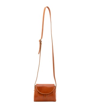 Crossbodytas voor dames met magneetsluiting. ontbrekende binnenzakken. afwezige externe zakken. verstelbaar in lederen schouderband. ontbrekend handvat. een binnencompartiment.  extern materiaal. gevoerd met katoenen binnenkant. Afmetingen: 14x18x7 cm. Gemaakt in Italië