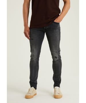Ons model is 188 cm lang en draagt maat 32x32 CHASIN EGO Morrow is een Slim-fit jeans, Slim-fit is de trend van de laatste jaren. De broek valt aansluitend. Voor draagcomfort wordt aan de stof van deze broeken stretch toegevoegd. Dit model accentueert je benen en laat zich goed combineren met een oversized trui of vest of een mooi overshirt. Deze jeans heeft een gulp met knopen. Deze blauwe strech denim jeans heeft een hoog herstelvermogen met een authentieke look. De jeans is gemaakt van een duurzaam katoen, en een biologische afbreekbare patch, en de duurzame zakken zijn van gerecycled katoen! De pijpen van de broek draag je in je hoge schoen. Draag je sneakers, dan mag je beste een stukje van je blote enkel zien.