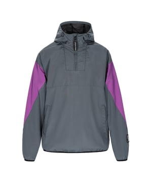 Geef je outdoorstijl een boost met dit chique jack met hoge kraag en vaste capuchon. De contrasterende inzetstukken aan de zijkanten en mouwen zorgen voor een sportieve touch, terwijl de verstelbare manchetten zorgen voor een comfortabele pasvorm. Deze jas is gemaakt van lichtgewicht, waterafstotend materiaal en is perfect voor al je avonturen.  Blouson