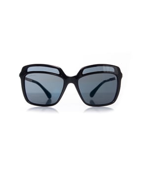 Chanel, schwarze Coco Cloud Kollektion Sonnenbrille. Dieser Artikel ist neu - ungetragen und wird mit Etui geliefert. Ein schwarzes Gestell mit dunkelgrauen Gläsern und blauem Spiegel.  
• ZUSTAND: neu - ungetragen  

• MAßE: Höhe Glas 5,5 cm, Breite Glas 6,5 cm, Breite Gestell 13,5 cm  

• MATERIAL: Kunststoff  

• FARBE: grau, schwarz, blau