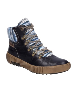 Deze blauwe enkellaarsjes voor Damen - Maren 06 zal u in de herfst en winter vergezellen. Deze enkellaars is door ons gemaakt van duurzaam nappaleder. Het slimme Sluiting met buccale zorgt voor een stevige grip in de schoen. Voor echt lekker warme voeten is de enkellaars gevoerd. Het Maren 06-model is uitgerust met een uitneembare voetbed. De AGO-constructie maakt deze enkellaars licht en robuust tegelijk. Met de G-schoen breedte, biedt de enkellaars Maren 06 een normale breedte aan de voet. Vooral in de vrije tijd – met onze tijdloze metgezel ga je je weg.