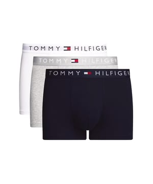 Diese Herren-Boxershorts im Dreierpack kombinieren klassischen Stil mit hohem Tragekomfort. Der normale Schnitt und das weiche Baumwollstretch-Material passen sich perfekt an den Körper an. Ein toniger, elastischer Bund mit kontrastfarben eingewebtem Label-Schriftzug sorgt für einen modernen Look und zuverlässigen Sitz. Die Shorts verfügen über ein gerades Bein und eine normale Beinlänge, ideal für den täglichen Gebrauch. Tonige Nähte und eine dezente, gewebte Labelflagge im Bund runden das minimalistische, unifarbene Design stilvoll ab.