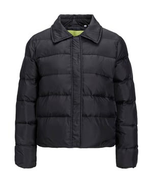 Diese gewattehrte Jacke für Damen von JJXX besteht aus recyceltem Polyester (nachhaltig). Dieses Modell hat einen klassischen Kragen, lange Ärmel und einen Reißverschluss. Details dieser gewattehten Jacke: Innentaschen, 2 Eingrifftaschen.