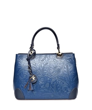 Handtas
100% rundleer
Ritssluiting
Tas met dubbel compartiment
Detail van de bladafdruk
Binnenzak met rits
Kwast detail
Opgefokte voeten
Afmetingen (L): 23,5x36x12 cm
Handvat: 32 cm niet verstelbaar
Schouderriem: 120 cm verstelbaar
