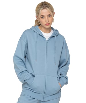 Der Enzo Damen-Zip-Hoodie besticht durch eine übergroße Passform mit praktischem Reißverschluss und verstellbarer Kapuze mit Kordelzug. Die gerippten Handgelenke und die gebürstete Innenseite des Fleece sorgen für maximalen Komfort und machen ihn zur perfekten Wahl für lässige Outfits.