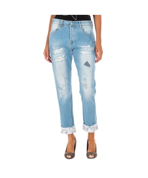 Long denim pants.
 Button closure on the front.
 Waist with belt loops.
 Two open pockets and a mini pocket on the front.
 Two open pockets on the back.
 Application of laminated label and brand name, on the side of the waistband, on the back.
 Straight hem cut.
 Seams seen in tone.
 Composition: 98% Cotton, 2% Elastane
 Care:
- Wash maximum at 40ºC.
 - Iron at medium temperature, max. 110ºC.
 - Allows you to use a dryer.
 - Do not use bleach.
 - Does not support dry cleaning.