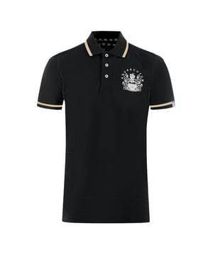Aquascutum Tipped Aldis Schwarzes Poloshirt. Erleben Sie pure Londoner Eleganz mit diesem Aquascutum Aldis London Logo schwarz Polo-Shirt. Mit einem Markenlogo versehen, wird dieser zeitlose Klassiker jedem Look einen Hauch von raffiniertem Stil verleihen. Setzen Sie ein Statement und zeigen Sie Ihr modisches Gespür mit diesem auffälligen Stück. Aldis Branding auf der linken Brust, Polohemd mit Spitze, Knopfverschluss, kurze Ärmel, Kragenausschnitt. 100% Baumwolle, Normale Passform, Passt genau auf die Größe. Abzeichen der britischen Flagge auf dem linken Ärmel, aufgedruckter Markenname auf dem umgeschlagenen Kragen. Style Code: P01023 99