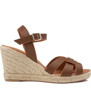 Stap in de Vegan Rhubarb Wedge Espadrille van V.gan, het toppunt van duurzame chic. Deze door PETA goedgekeurde, lichtbruine sandalen met sleehak hebben een synthetisch amandelvormig neusontwerp en een comfortabele rubberen zool. Ze zijn ethisch geproduceerd en verpakt in gerecyclede materialen en vormen een modieuze knipoog naar het milieubewustzijn.