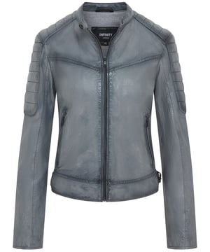 Dit stijlvolle leren jack biedt een moderne kijk op de klassieke bikerstijl. Gemaakt van zacht lamsleer, combineert het comfort en duurzaamheid met een strakke en edgy esthetiek. Belangrijkste kenmerken: Zacht lamsleer: Zorgt voor comfort en een luxe gevoel. Moderne bikerstijl: Heeft een opstaande kraag, ritssluiting en schuine zakken. Functionele zakken: Inclusief twee borstzakken met rits en één binnenzak voor veilige opslag. Verstelbare taille: De gesp aan de zoom zorgt voor een aangepaste pasvorm. Edgy details: De gewatteerde schouderpanelen voegen een vleugje visuele interesse toe en versterken de biker-geïnspireerde look van het jack, terwijl ze ook extra bescherming bieden. Gewatteerde schouders en mouwen: Het gewatteerde ontwerp biedt extra bescherming en een stijlvolle touch. Dit jack is perfect voor degenen die een veelzijdig en stijlvol stuk willen dat elke outfit kan verbeteren.