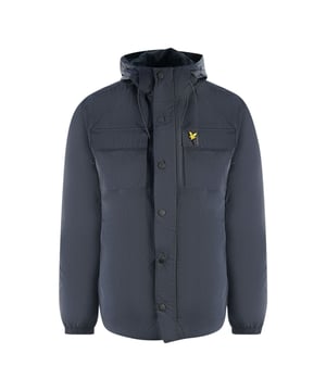 Chaqueta azul marino con bolsillo y capucha de Lyle & Scott. Enfréntate a los elementos con estilo con la chaqueta Lyle & Scott. Este elegante abrigo está diseñado para lucir genial con casi cualquier conjunto. Haz una declaración con una chaqueta que luce genial y te mantiene protegido de los elementos. Abrigo azul marino Lyle & Scott, con capucha, 100% nailon, relleno: 100% poliéster. Cierre central con cremallera, 2 bolsillos con cierre de botón. Corte regular, Se ajusta a la talla real, Insignia de la marca en la parte delantera izquierda del pecho. Estilo: JK1123V Z271
