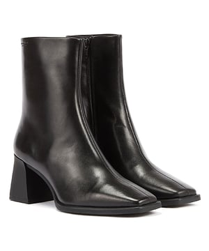 
<p>De Hedda van Vagabond Shoemakers is een zwart enkellaarsje met een geklede look. Deze Vagabond Shoemakers enkellaars is gemaakt van leer en bevat een functionele ritssluiting aan de binnenkant. Voorzien van een vierkante neus, een naad over de voorkant en een uitlopende blokhak. </p>
<p>Pasvorm (gebaseerd op maat 37)</p>
<p>Precies op maat</p>
<p>Schachthoogte: 20,9 cm<br />
Schachtomtrek: 24,7 cm<br />
Hakhoogte: 7,0 cm</p>