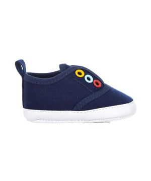 Flexibele baby sportschoenen.
 Buitenkant van textiel.
 Elastiek op de wreef.
 Zachte textiel binnenkant.
 Microvezel zool.
 Naden in toon zichtbaar.
 Samenstelling: Buitenkant: Textiel; Binnenkant: Textiel; Zool: Textiel
 Onderhoud:
Reinigen met een natte doek.