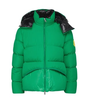 Blijf dit seizoen warm en modieus in de Moncler Green Jacket. Met een Moncler gele badge, het Moncler groene jack met capuchon, stijl: 1A00031M2012 834 gele badge capuchon, ritssluiting 58% nylon, 42% katoen, vulling: donsveren