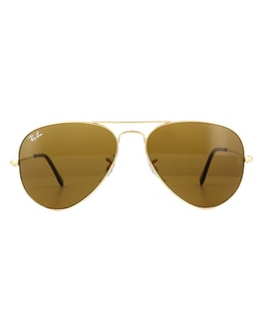 Les lunettes de soleil Ray-Ban Aviator 3025 001/33 Or Brun 58mm ont été conçues à l'origine en 1936 pour les pilotes militaires américains et sont depuis devenus l'une des modèles de lunettes de soleil les plus emblématiques du monde. La conception intemporelle est caractérisée par le cadre de fil métallique mince, de grandes lentilles en forme de larme et des temples de métaux fins comportant des pointes de silicone et des coussinets de nez pour un ajustement personnalisé et confortable. Ce modèle classique est disponible dans différentes tailles et une gamme de colories.
