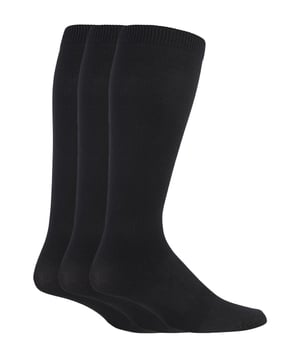 Cuando se viaja al extranjero (especialmente en un vuelo de larga distancia) hay que asegurarse de estar lo más cómodo posible mientras se está en el aire. Por eso estos calcetines de viaje IOMI con compresión graduada están especialmente diseñados para este trabajo. Estos calcetines de compresión para vuelo y viaje están diseñados para ayudar a reducir el riesgo de trombosis venosa profunda (TVP) en vuelo y otras formas de viaje prolongado. La compresión graduada diseñada dentro del calcetín ayuda a mantener un flujo sanguíneo regular hacia las piernas y el resto del cuerpo. Estos calcetines de vuelo también le ayudarán a aliviar la mala circulación, las piernas cansadas y doloridas y los pies y tobillos hinchados durante los viajes. Con un factor de compresión de 18 mmHg, estos calcetines han sido probados en laboratorio en el Reino Unido y cumplen la norma británica BS6612:1985. Los calcetines de vuelo IOMI también han sido registrados en la agencia reguladora de medicamentos y productos sanitarios del Reino Unido y han sido confirmados como un dispositivo médico de clase 1. Están disponibles en un pack de 3 pares y tienen una excelente relación calidad-precio. Estos calcetines de viaje están fabricados en: 88% Nylon, 12% Elastano y vienen en 3 pares por paquete. Son de color negro y están disponibles en 3 tallas: 6-8.5, 9-11 y 12-14 UK y son totalmente lavables a máquina.