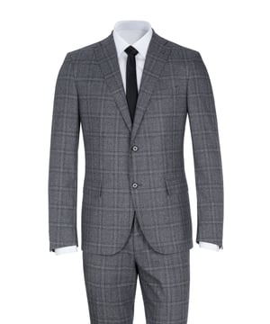 100% lana virgen; traje de Corneliani;  Modelo: 847Z29 9867317 015;  Mano de obra de alta calidad;  100% lana virgen suave;  cuello de solapa;  Dos bolsillos delanteros con solapa, un bolsillo en el pecho;  Tres bolsillos interiores;  Dos aberturas laterales;  pantalón de traje con cierre de gancho y cremallera;  Dos bolsillos laterales, dos bolsillos pequeños delante, dos bolsillos de ribete detrás;  Hebillas de cinturon