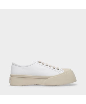 Met zijn plateauzool en versterkte teen heeft de luxe Pablo trainer alles wat we nodig hebben om verliefd op hem te worden. We laten ons verleiden door het strakke ontwerp, dat alleen wordt benadrukt door het Marni logo op de hiel en de tong. Draag ze met sokken van merinowol en een stadsbroek, in alle eenvoud. Hakhoogte: 2 cm. Platformhoogte: 2,5 cm. Kleuren: WIT - LICHT WIT. Hoofdmateriaal: suède kalfsleder met visneteffect. Materiaal zool: Rubber. Voering: Lamsleer. Sluiting: veters bovenaan. Tipvorm: rond. Pasvorm: true to size - Maatvoering: Amerikaans.
