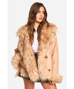 Wrap up in the latest coats and jackets and get out-there with your outerwearBreathe life into your new season layering with the latest coats and jackets from boohoo. Supersize your silhouette in a padded jacket, stick to sporty styling with a bomber, or protect yourself from the elements in a plastic raincoat. For a more luxe layering piece, faux fur coats come in fondant shades and longline duster coats give your look an androgynous edge.