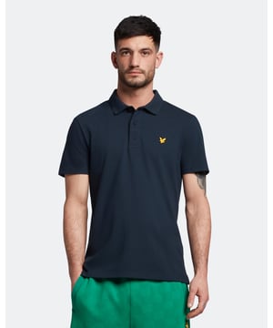 Das Lyle & Scott Sports Core Polo ist ein unverzichtbares Kleidungsstück, das schnell zur Ikone wird. Es ist das Nonplusultra in Sachen dezentes, leistungssteigerndes Design, ohne dabei auf Stil zu verzichten. Das Polo besteht aus einer weichen und äußerst strapazierfähigen Baumwoll-Polyester-Mischung mit Elastangarnen, sodass sich das Kleidungsstück Ihren Bewegungen anpasst. Es verfügt über einen klassischen Kragen, eine Dreiknopfleiste, Detailnähte und den charakteristischen Golden Eagle. Passform: Normal. Es ist so geschnitten, dass es weder zu eng noch zu locker sitzt und Ihnen einen klassischen, zeitlos stilvollen Look verleiht. Wir empfehlen Ihnen, Ihre übliche Größe zu bestellen. Wenn Sie zwischen zwei Größen schwanken, wählen Sie eine Nummer größer.