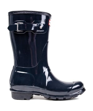La botte Wellington courte originale de Hunter est une botte en caoutchouc de designer haut de gamme bleue. parfait pour les promenades humides et boueuses ou pour passer du temps à bricoler dans le jardin. Ces bottes mi-mollet pour femme sont entièrement imperméables. fabriqués à la main et dotés d'une semelle extérieure en caoutchouc robuste. Une doublure en polyester garde vos pieds confortables et bien ajustés. Ils sont complets avec la marque Hunter.