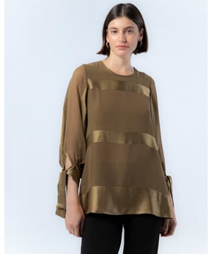 La blusa satinada Carolina caqui te transportará a un bosque de elegancia. Con sus detalles satinado, esta blusa verde es perfecta para combinar con pantalones este otoño, y romper con un look casual y sofisiticado.
 
 
 
 Blusa con cuello redondo.
 
 Manga por debajo del codo acabada en lazo en el puño.
 
 Cierre en espalda con abertura y botón.
 
 Tejido con textura de rayas satinadas.