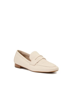 De traditioneel vormgegeven Gianetta wordt dit seizoen gegarandeerd een integraal onderdeel van je ensemble. Deze loafer is gemaakt van het fijnste materiaal en knipoogt naar de hippische stijl met een op het erfgoed geïnspireerde stuiverrand. Dit eeuwig stijlvolle slip-on ontwerp is een klassieke toevoeging aan elke garderobe.