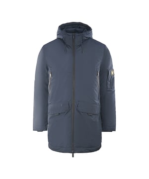 Parka azul marino con detalle de cremallera de Lyle & Scott. Enfréntate a los elementos con estilo con la chaqueta Lyle & Scott. Este elegante abrigo está diseñado para lucir genial con casi cualquier conjunto. Haz una declaración con una chaqueta que luce genial y te mantiene protegido de los elementos. Abrigo azul marino Lyle & Scott, 100% poliéster. Cierre central con cremallera, 2 bolsillos con cierre de botón. Relleno: 100% poliéster. Corte regular, Se ajusta a la talla real, Insignia de la marca en la parte delantera izquierda del pecho. Estilo: JK1325V Z271