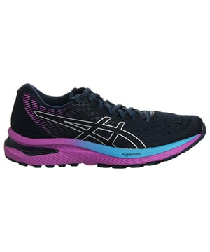 Las zapatillas de running Asics Gel-Cumulus 22 para mujer en color negro son la mejor opción para las corredoras que buscan comodidad, sujeción y rendimiento durante sus carreras. Aquí tienes una descripción detallada con las principales características:

 Amortiguación avanzada:  Las Gel-Cumulus 22 incorporan la famosa tecnología de amortiguación Gel de Asics en el talón y el antepié. Esta tecnología proporciona una amortiguación excepcional, reduciendo el impacto en las articulaciones y garantizando una pisada suave y cómoda durante toda la carrera.

 Materiales de calidad:  Asics es conocida por utilizar materiales de alta calidad en sus zapatillas de running. Estas zapatillas suelen estar fabricadas con una mezcla de materiales transpirables y duraderos, que garantizan tanto la comodidad como la longevidad.

 Diseño elegante en negro:  Las zapatillas vienen en un color negro clásico con acentos sutiles, ofreciendo un aspecto versátil y elegante que complementa una amplia gama de conjuntos de entrenamiento.

 Entresuela reactiva:  La entresuela está diseñada para ofrecer una amortiguación receptiva, mejorando tu experiencia de carrera en general al proporcionar el equilibrio adecuado entre soporte y comodidad.

 Contrafuerte del talón:  Estas zapatillas suelen incorporar un contrafuerte externo en el talón, que proporciona estabilidad y sujeción extra a la zona del talón, reduciendo el riesgo de lesiones durante tus carreras.

 Cierre de cordones: Las zapatillas suelen incluir un sistema tradicional de cierre de cordones, que permite un ajuste seguro y personalizable adaptado a la forma de tu pie.

 Cuello y lengüeta acolchados:  Para garantizar la comodidad y evitar rozaduras, las zapatillas vienen con cuello y lengüeta acolchados.

 Parte superior transpirable:  La parte superior de las zapatillas suele estar fabricada con un material de malla transpirable, que favorece la circulación del aire y reduce la acumulación de humedad en el interior de la zapatilla.

 Suela duradera:  La suela exterior está diseñada para proporcionar una excelente tracción y durabilidad, garantizando el agarre y la estabilidad en diversas superficies de carrera.